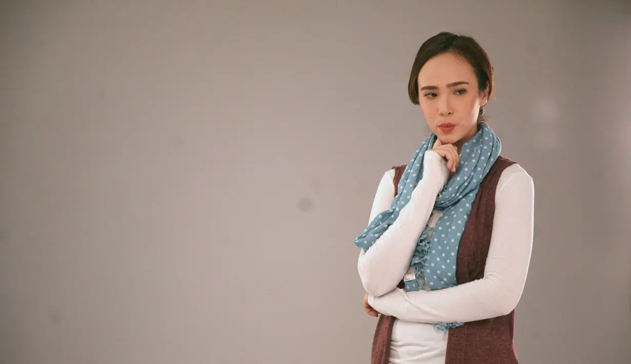 Tidak hanya adegan tersebut yang membuatnya harus berhadapan dengan pihak kepolisian setempat, tapi juga saat adegan naik motor. (Nurwahyunan/Bintang.com)