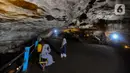 Untuk menyusuri seluruh keindahan gua, pengunjung tidak perlu repot, karena disediakan jembatan sepanjang 859 meter, mulai dari mulut hingga ujung gua. (merdeka.com/Arie Basuki)