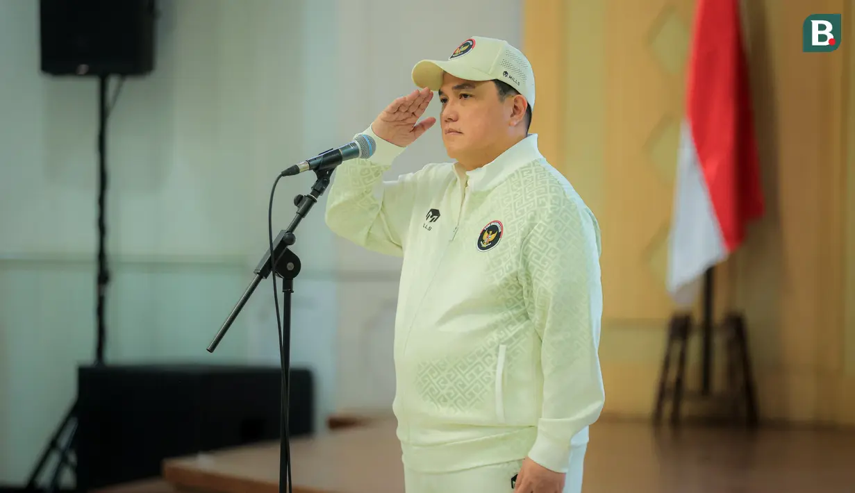 Menpora, Erick Thoir memberikan penghormatan kepada pemimpin dan peserta upacara dalam acara pengukuhan kontingen Indonesia untuk SEA Games 2025 di Auditorium Wisma Kemenpora, Senayan, Jakarta, Jumat (05/12/2025). (Bola.com/Bagaskara Lazuardi)