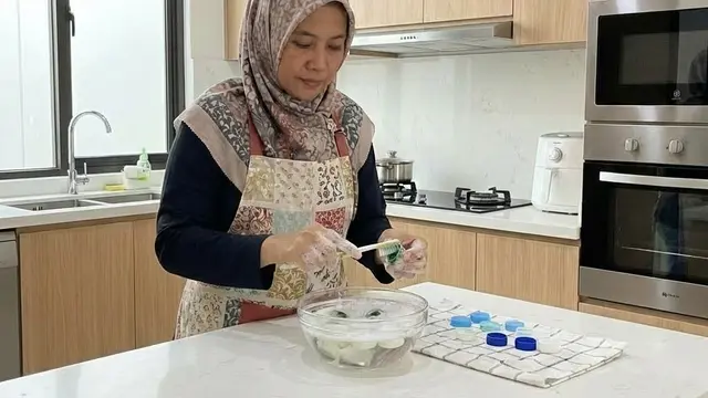 Membersihkan tutup botol berjamur dengan sikat kecil (Gemini AI)