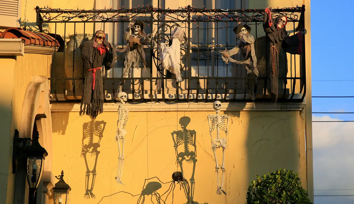 Dekorasi Halloween terlihat di sebuah rumah di New Orleans, Louisiana, Amerika Serikat, pada 10 Oktober 2020. Tiga pekan sebelum perayaan Halloween, warga New Orleans mulai mendekorasi rumah mereka untuk menyambut festival tersebut. (Xinhua/Lan Wei)