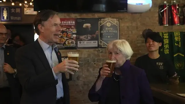 Menteri Keuangan Amerika Serikat Janet Yellen dan Duta Besar Amerika Serikat untuk China Nicholas Burns saat berada di  Jing-A Brewing Co. di Beijing, China, pada Senin (8/4/2024).