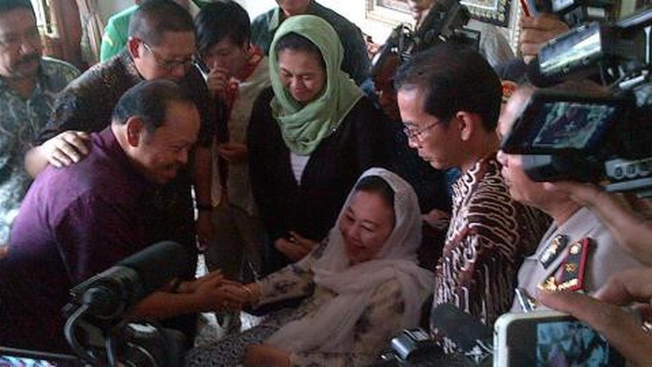 Minta maaf, Sutan membungkuk di depan istri Gus Dur