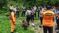 Tim rescua Basarnas bersama kepolisian melakukan pencarian terhadap Yana Supriatna (40), yang dilaporkan hilang di sekitar Cadas Pangeran, Kecamatan Pamulihan, Kabupaten Sumedang, Jawa Barat, pada Rabu (17/11/2021). (Foto: Dok. Basarnas)
