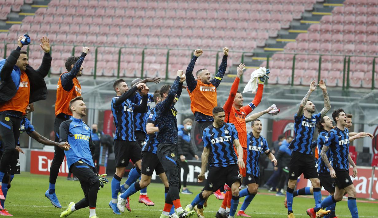 Para pemain Inter Milan melakukan selebrasi kemenangan 3-0 atas AC Milan usai berakhirnya laga lanjutan Liga Italia 2020/21 pekan ke-23 di San Siro Stadium, Minggu (21/2/2021). (AP/Antonio Calanni)