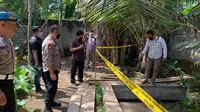 Petugas pasang garis polisi di lokasi tenggelamnya dua anak di lingkunganPondok Pesantren Alfalah Srono (Istimwa)