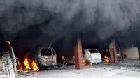 Mobil yang dibakar masa di Gereja Pantekosta Temanggung pada kerusuhan sidang vonis kasus penistaan agama dengan terdakwa Richmond Bawengan di Temanggung, Jateng, Selasa (8/2). (Antara)