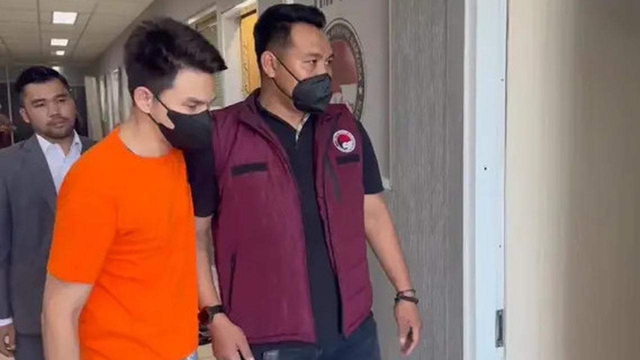 Tak Kenakan Baju Tahanan, Potret Jonathan 'Ijonk' Frizzy Dilimpahkan ke Kejaksaan