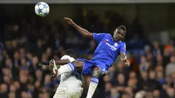 Pemain Chelsea, Ramires (kanan) menyudul bola bersama pemain Porto, Giannelli Imbula (kiri) pada lanjutan Liga Champions leg kedua grup G di Stadion Stamford Bridge, London, Kamis (10/12/2015) dini hari WIB.  (AFP Photo/Glyn Kirk)