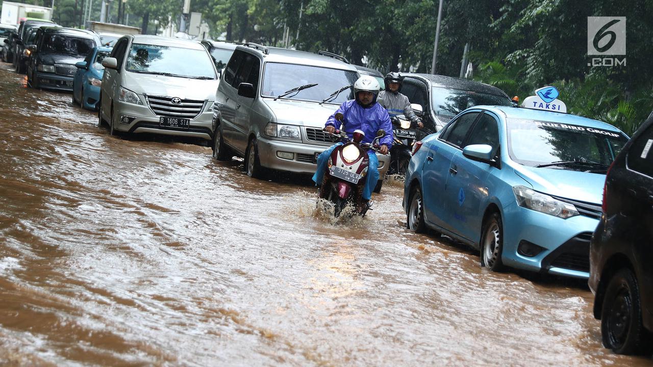 Lapangan Banteng Terendam Banjir