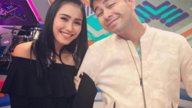 Ayu Ting Ting Pegang Tangan Raffi Ahmad: Siapa Takut 