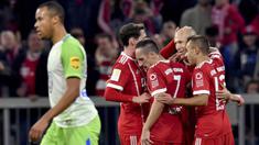 Para pemain Bayern Munchen merayakan gol yang dicetak oleh Arjen Robben ke gawang VfL Wolfsburg pada laga Bundesliga, di Stadion Allianz, Kamis (22/9/2017). Bayern Munchen ditahan imbang 2-2 oleh VfL Wolfsburg. (AP/Peter Kneffel)