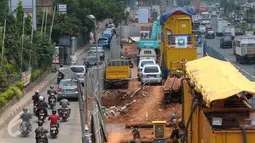 Kendaraan berjalan tersendat di samping pembangunan jalur Mass Rapid Transit (MRT) di kawasan Fatmawati, Jakarta, Rabu (6/4). Pengoperasian MRT diprediksi molor dari jadwal yang ditargetkan akibat terkendala pembebasan lahan. (Liputan6.com/Helmi Affandi)