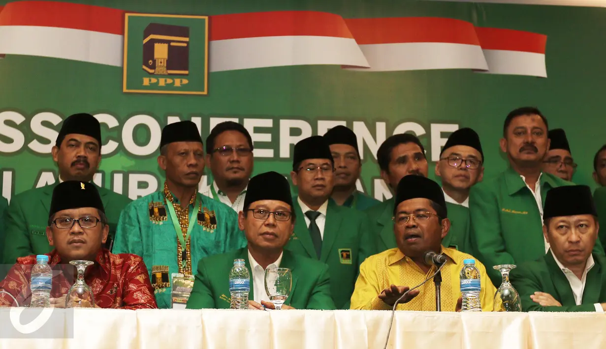 Sekjen Partai Golkar, Idrus Marham (kedua kanan) memberikan keterangan pres saat menghadiri pembukaan Rapat Koordinasi Nasional PPP di Jakarta, Jumat (31/3). (Liputan6.com/Herman Zakharia)