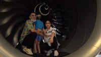 Raffi Ahmad dan Nagita Slavina di pesawat (Youtube/RANS Entertainment)