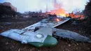 Kondisi bangkai jet tempur Sukhoi-25 milik Rusia yang hancur terbakar usai ditembak jatuh militan Suriah di provinsi Idlib (3/2). (AFP/Omar Haj Kadour)