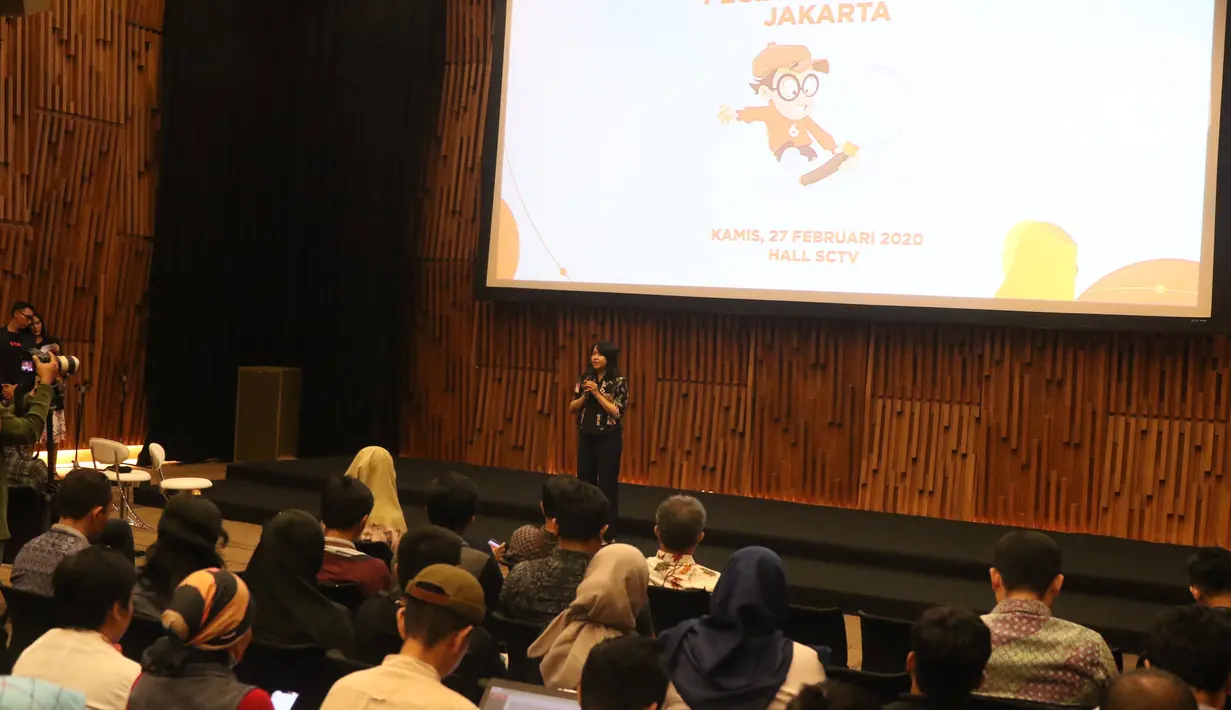 Pemimpin Redaksi Liputan6.com Irna Gustiawati memberikan hadiah secara simbolis kepada pemenang dalam kegiatan fun gathering pegiat cek fakta Jakarta, di SCTV Tower, Jakarta, Kamis (27/2). (Liputan6.com/Angga Yuniar)