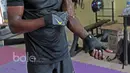 Greg Nwokolo menunjukan salah satu tato miliknya saat berlatih conditioning dengan beban dan fisik di Blue Hause Gym, Jakarta Selatan. (Bola.com/Nicklas Hanoatubun)