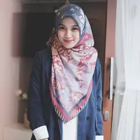 Icha juga piawai dalam memadu padankan busana dan hijab yang dikenakannya. Seperti ini misalnya, ia memakai baju bermotif polos dan dipadukan dengan hijab bermotif yang warnanya masih senada. (Instagram/ichasoebandono)