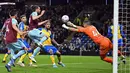 <p>Penjaga gawang Southampton Fraser Forster (kanan) mencoba meninju bola saat melawan Burnley pada pertandingan Liga Inggris di Turf Moor, Burnley, Inggris, 21 April 2022. Burnley menang 2-0. (Oli SCARFF/AFP)</p>