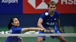 Pasangan Rinov Rivaldy/Pitha Haningtyas Mentari yang menempati peringkat ke-22 BWF lolos ke babak perempatfinal usai menang atas wakil Jepang, Yuki Kaneko/Misaki Matsutomo dengan dua set langsung 21-9, 21-16. (AFP/Jung Yeon-je)