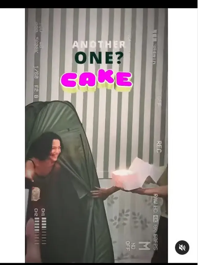 Arya Saloka bawakan kue ulang tahun untuk Putri Marino di lokasi syuting (Foto: Instagram @aladin.words)