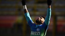 Gabigol merayakan gol perdananya untuk Inter Milan dalam pertandingan melawan Bologna pada pekan ke-25 Liga Italia Serie A 2016-2017. (AFP/Filippo Monteforte)