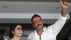 Aktor Bollywood Sanjay Dutt (kanan) mengacungkan jempol untuk para penggemarnya di kediamannya di Mumbai, India, Kamis (25/2). Sanjay telah selesai menjalani hukuman terkait keterlibatannya dalam kasus bom Mumbai pada tahun 1993 (REUTERS/Shailesh Andrade)