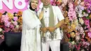 Geni Faruk dan sang suami, Halilintar Anofial Asmid sendiri kompak kenakan busana berwarna putih dengan hijab dan scarf warna coklat pastel. Begitu pula dengan anak-anak mereka. [@ashanty_ash/@genifaruk]