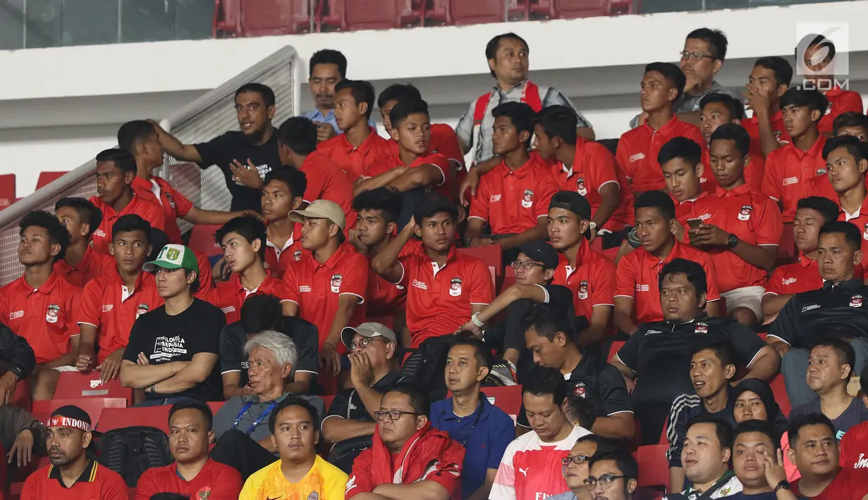 Pemain timnas Indonesia U-16 saat menyaksikan laga Timnas Indonesia U-19 melawan Chinnese Taipei pada laga penyisihan Grup A Piala AFC U-19 2018 di Stadion GBK, Jakarta, Kamis (18/10). Indonesia unggul 3-1. (Liputan6.com/Helmi Fithriansyah)