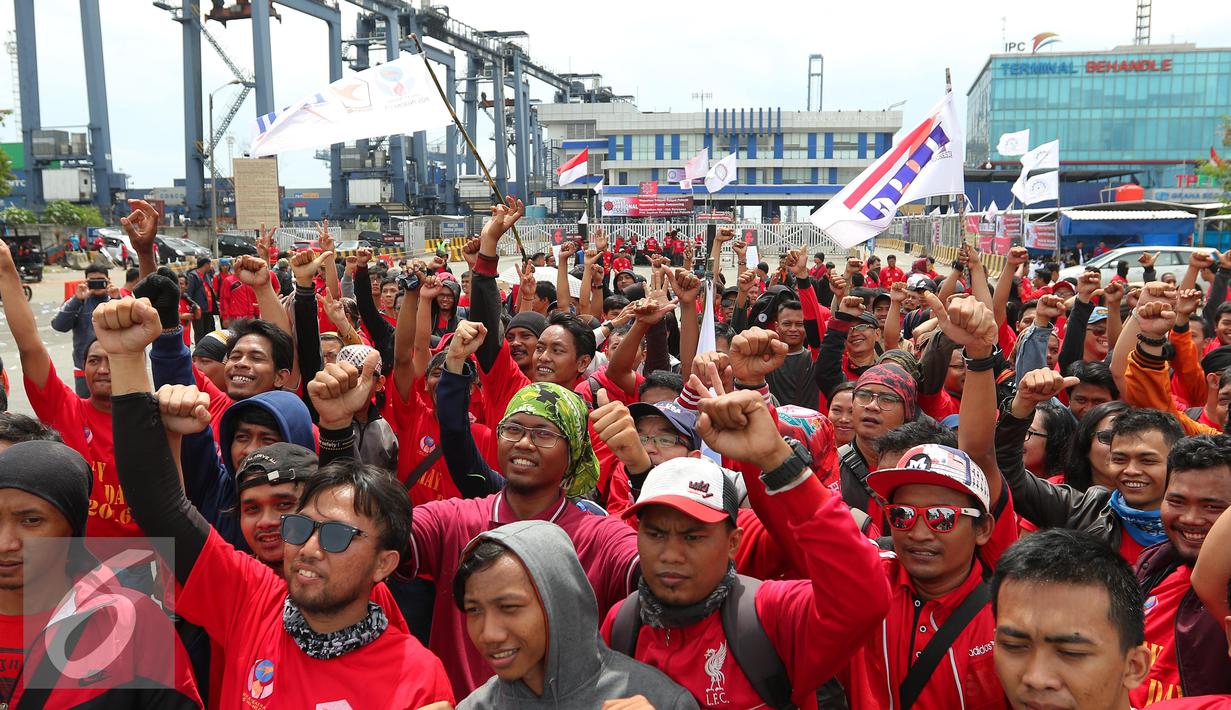 Federasi Pekerja Pelabuhan Indonesia (FPPI) melakukan aksi di Pelabuhan Tanjung Priok, Jakarta, Minggu (1/5). Dalam aksi MayDay 2016 mereka menuntut penyelamatan aset negara. (Liputan6.com/Angga Yuniar)