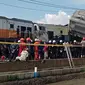 Imbas kejadian ini, jalur rel kereta antara Haurpugur - Cicalengka untuk sementara tidak dapat dilalui. Upaya evakuasi terhadap penumpang yang berada di dua rangkaian kereta tengah dilakukan. (AP Photo/Abdan Syakura)