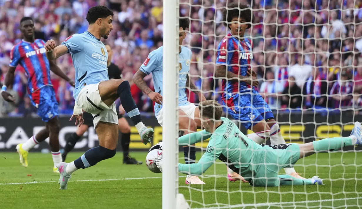 Kiper Crystal Palace, Dean Henderson melakukan penyelamatan bola rebound setelah situasi penalti pemain Manchester City, Omar Marmoush dalam laga final Piala FA 2024/2025 di Stadion Wembley, London, Inggris, Sabtu (17/05/2025) waktu setempat. (AP Photo/Kirsty Wigglesworth)