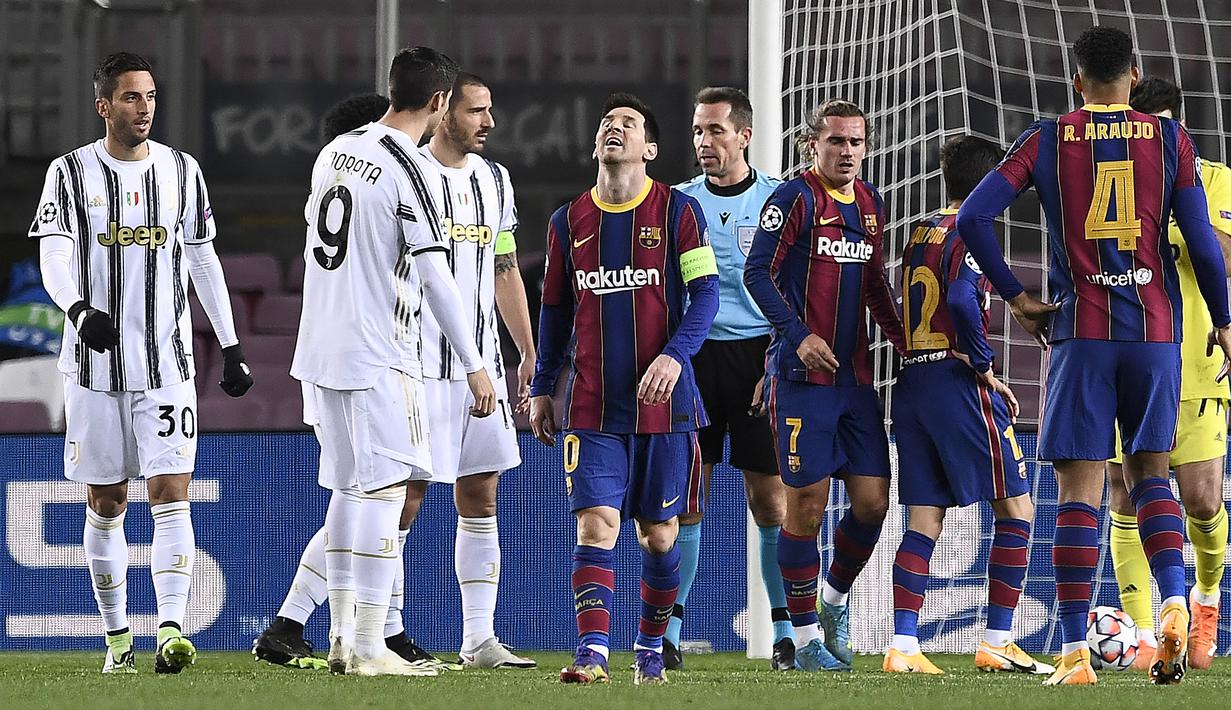 Penyerang Barcelona, Lionel Messi, tampak kecewa usai gagal mencetak gol ke gawang Juventus pada laga matchday terakhir Grup G Liga Champions di Camp Nou Stadium, Rabu (9/12/2020) dini hari WIB. Juventus menang 3-0 atas Barcelona. (AFP/Josep Lago)