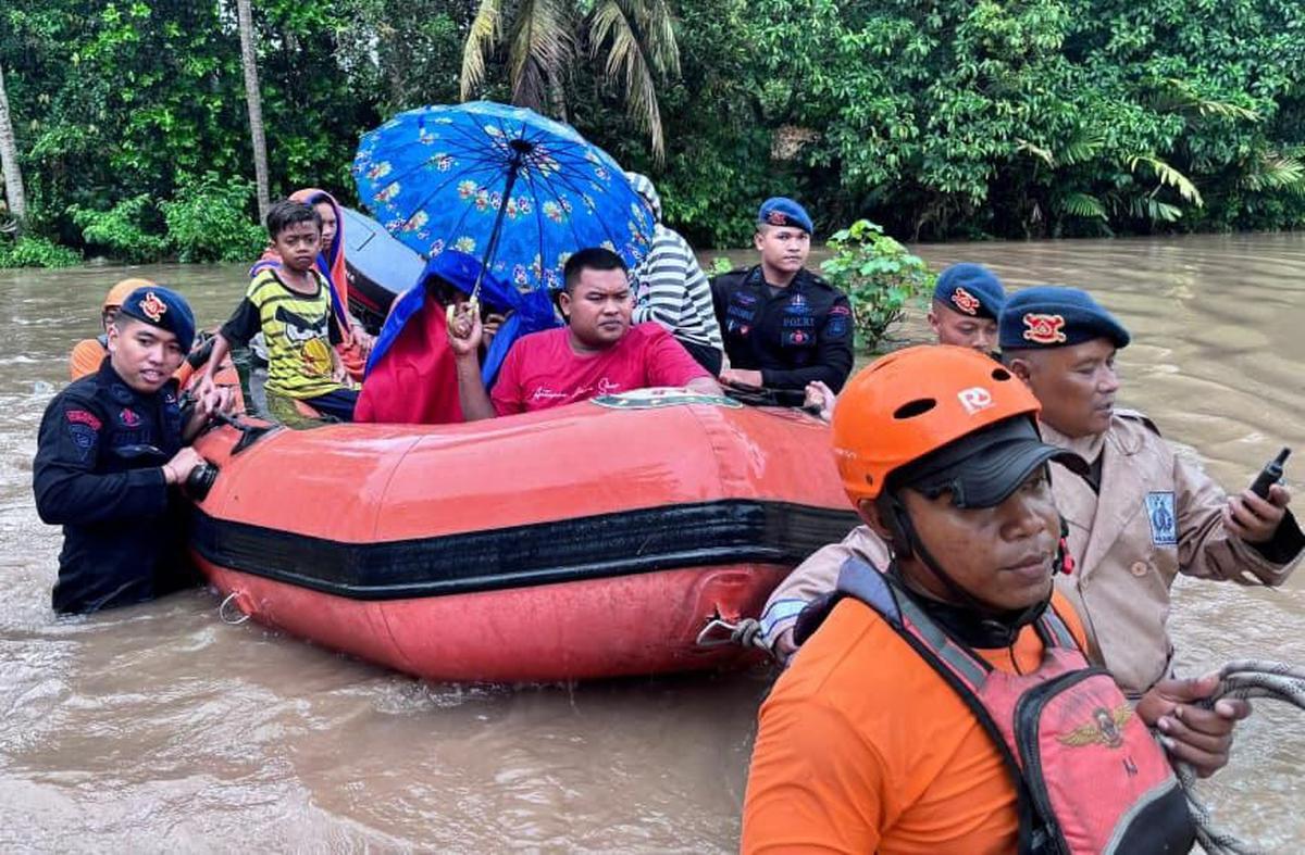 FOTO: Aksi Sigap Brimob Polda Bali Saat Evakuasi Korban Banjir Bali