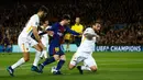 Striker Barcelona Lionel Messi diapit dua pemain AS Roma saat pertandingan Liga Champions di stadion Camp Nou di Barcelona (4/3). Barcelona menang 4-1 ketika menjamu AS Roma pada laga perempat final pertama Liga Champions. (AP Photo / Manu Fernandez)