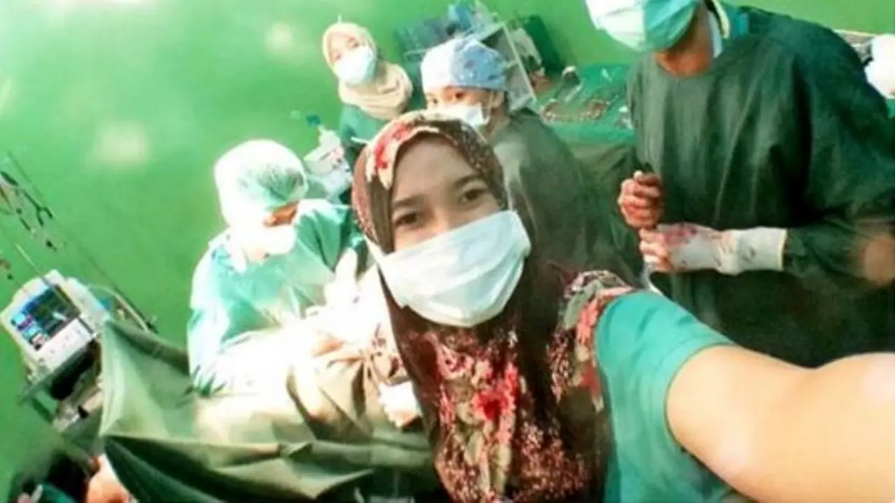 Lagi, Tenaga Medis Ber-Selfie Ria di Ruang Operasi