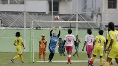 Pemain tim Persijap saat melawan tim putri BMIFA di lapangan VIJ, Petojo, Jakarta, Sabtu (16/2). Acara ini rangkaian dari Festival 125 Tahun MH Thamrin. (Bola.com/Yoppy Renato)