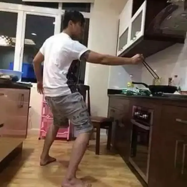 6 Aksi Nyeleneh Orang Takut Kena Cipratan Minyak ketika Masak Ini Kocak
