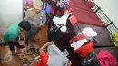 Petugas Satpol PP saat mengamankan terapis yang berada didalam ruko, Tangerang, Selasa (23/2). Sebanyak 6 tempat Spa and Massage disegel Pemerintah Kota tangerang karena tidak mengantongi ijin operasi. (Liputan6.com/Faisal R Syam)
