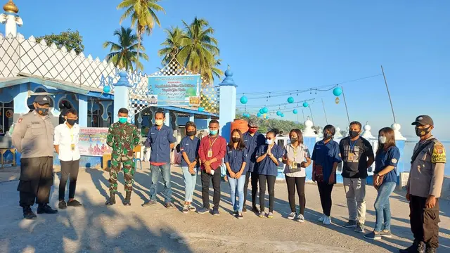 Para OMK dan Karantaruna Desa Geliting yang merupakan umat Katholik, bergabung bersama beberapa anggota polisi dan TNI untuk mengamankan jalannya ibadah shalat ied. (Liputan6.com/ Dionisius Wilibardus)