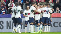 Ada peran tiga pemain Manchester United dibalik pesta gol Portugal atas Republik Ceko. Cristano Ronaldo, Diogo Dalot, dan Bruno Fernandes bahu membahu membawa Selecao das Quinas tampil trengginas di markas lawan. (AP/Petr David Josek)