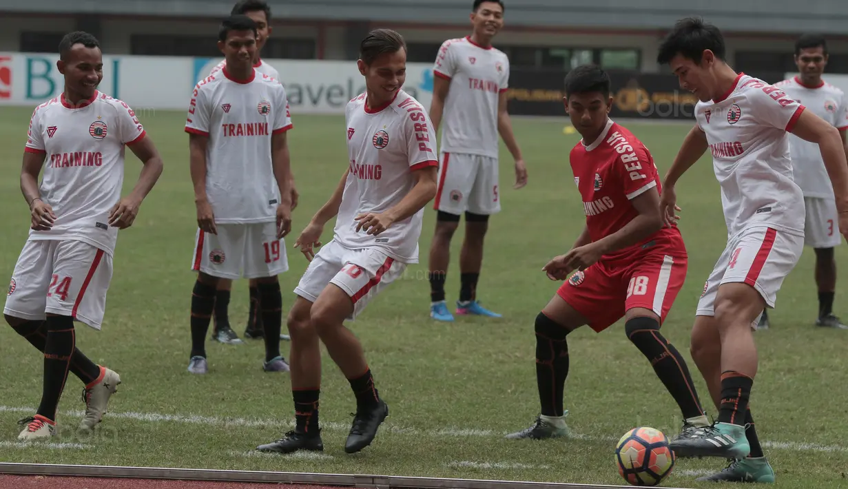 Pemain Persija Jakarta, Ryuji Utomo mengecoh rekannya saat melakukan sesi latihan di Stadion Patriot Bekasi, Sabtu (11/11/2017). Latihan tersebut jelang melawan Bhayangkara FC. (Bola.com/Nicklas Hanoatubun)