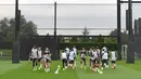 Para pemain Liverpool melakukan pemanasan saat menghadiri sesi latihan di pusat pelatihan Axa di Kirkby, Liverpool, Inggris (14/9/2021). Liverpool akan bertanding melawan wakil Italia, AC Milan pada Grup B Liga Champions di Anfield. (AFP/Paul Ellis)