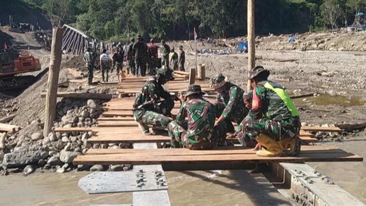 TNI AD dan Warga Bangun Jembatan Darurat