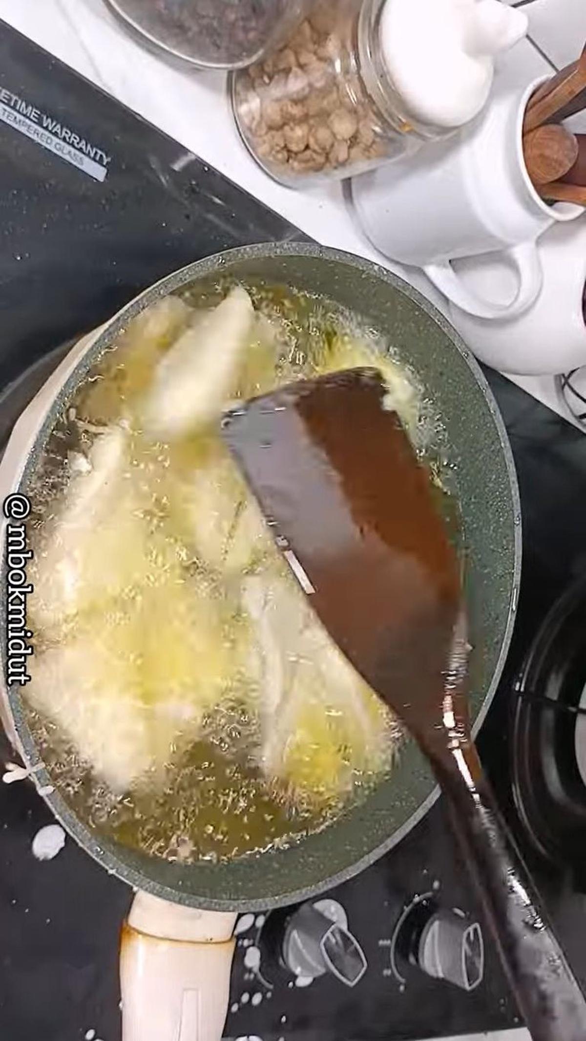 Masukkan Tahu ke Penggorengan