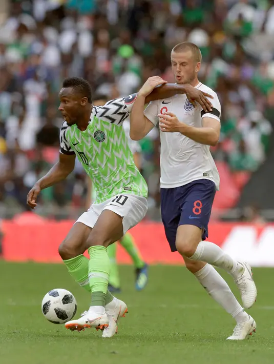 Pemain Nigeria John Obi Mikel (kiri) berduel dengan Eric Dier dalam laga uji coba Piala Dunia 2018 melawan Inggris di Stadion Wembley, London, Inggris, Sabtu (2/6). Inggris berhasil menekuk Nigeria dengan skor 2-1.  (AP Photo/Matt Dunham)