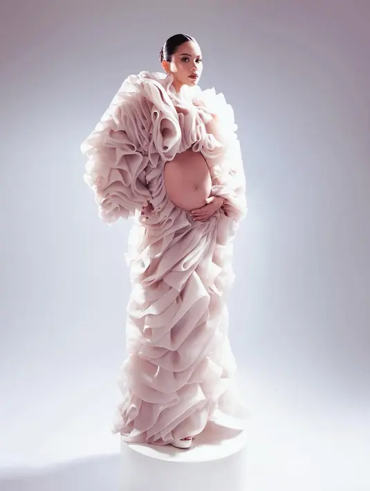 Ia nampak kenakan ruffle cut out dress dari Rachel Abygail bernuansa netral. Gaun ini soroti baby bump mulus Alyssa Daguise [@alyssadaguise]