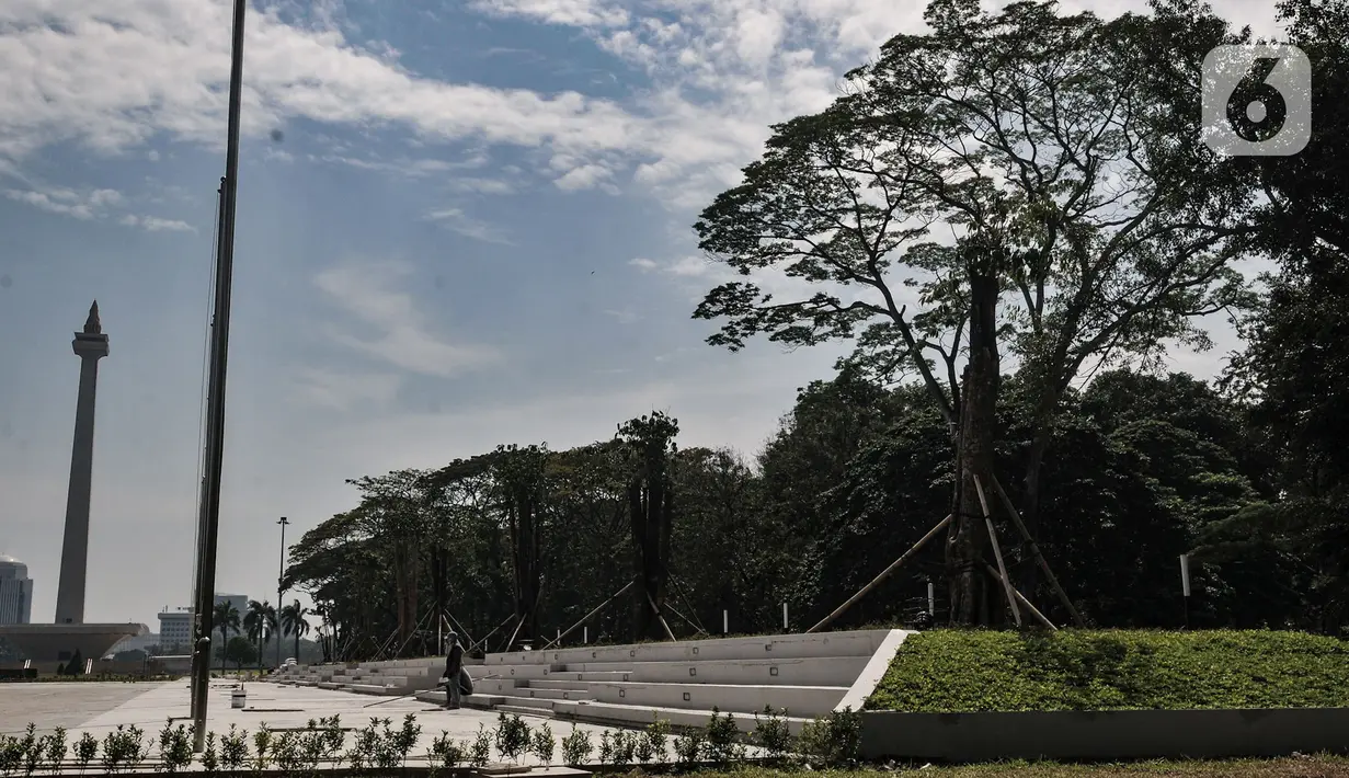 Suasana proyek revitalisasi Plaza Selatan Monumen Nasional (Monas), Jakarta, Senin (6/7/2020). Proyek revitalisasi yang menelan biaya Rp71 miliar dan sempat menuai polemik tersebut kini hampir rampung. (merdeka.com/Iqbal S. Nugroho)