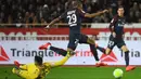 Aksi Pemain PSG, Kylian Mbappe (tengah) mengecoh kiper AS Monaco, Danijel Subasic pada  anjutan Ligue 1 di Louis II stadium, Monaco, (26/11/2017). PSG menang 2-1. (AFP/Anne-Christine Poujoulat)